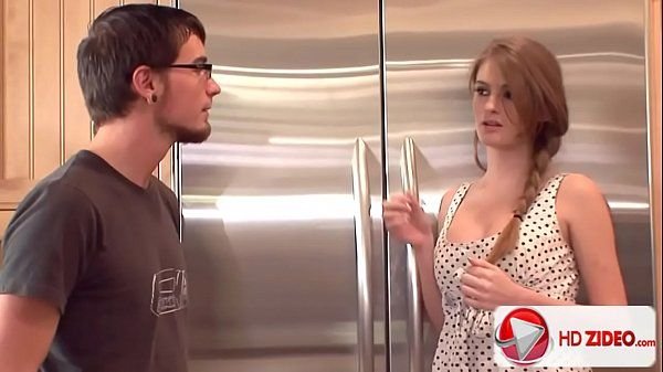 Face un deepthroat cu pula fratelui sau