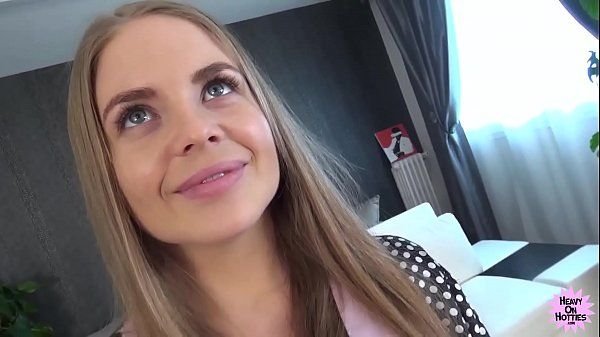 Rusoaica Blonda Pitica Spermata pe Fata