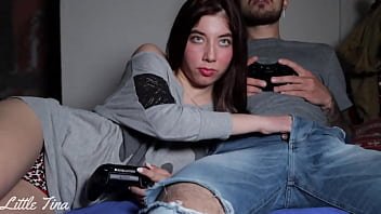 Iubita prietenei mele mă suge ca să câștig în FIFA și ajung să o trag în fund