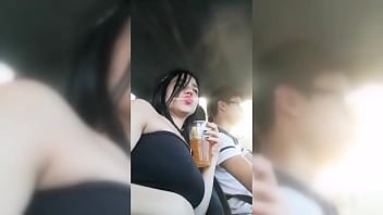 E moarta de beata in masina iubitului ei si incepe sa ii faca o muie ca la carte