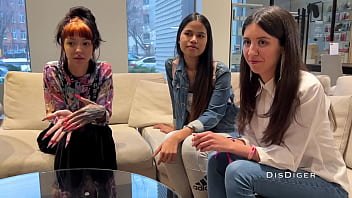 Studente Native Se Fut In Grup Cu Tineri Bine Dotati