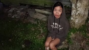 Fata asiatica fara casa se ofera pentru a face sex pe bani