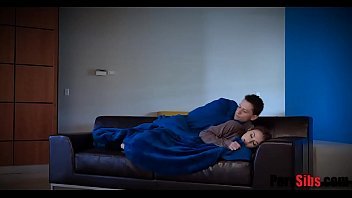 Acesti 2 iubiti fac prosti pe canapeaua din sufragerie