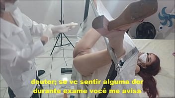 Domnul doctor ginecolog o verifica la pizda daca mai este virgina facand un masaj vaginal