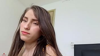 Isi face unghiile iar ea se pune cu pizda pe sotul ei si il fute tare