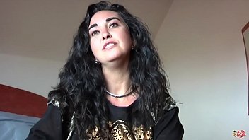 Doamna pe strada si curva in pat asa este aceasta bruneta care se fute cu 2 barbati