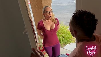 Vecina Matura Blonda are intenti sexuale la vecinul ei negru care este dotat bine